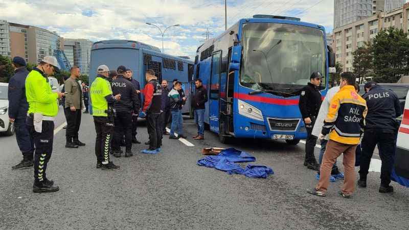 Cezaevi aracı yolun karşısına geçen yayaya çarptı