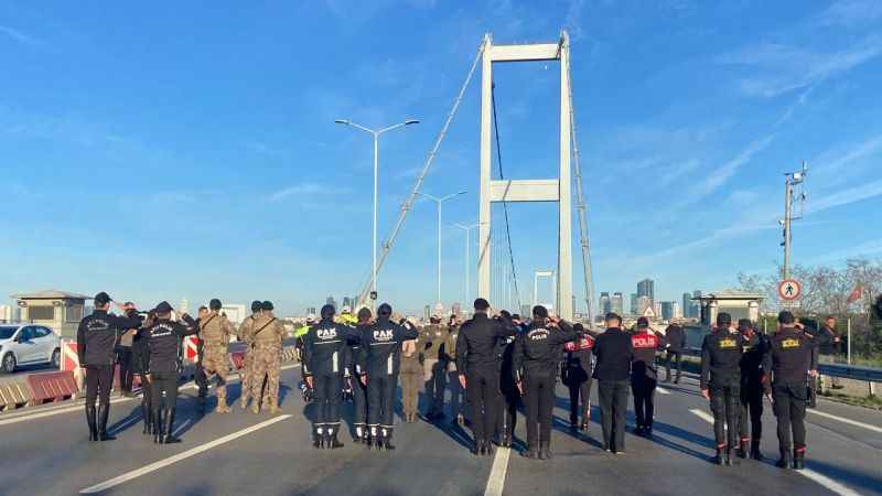 15 Temmuz Şehitler Köprüsü’nde Ata'ya saygı duruşu