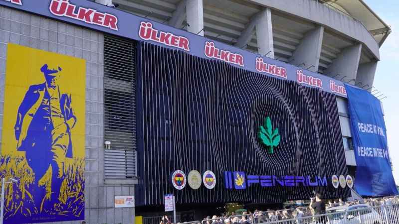 Atatürk'ün portresi Ülker Stadı'nda resmedildi