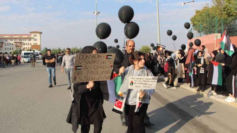 Katledilen Filistinli çocuklar için gökyüzüne siyah balon