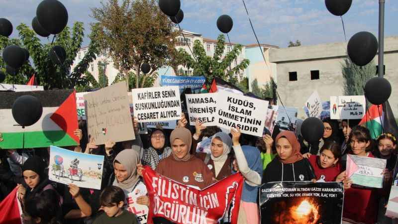 Katledilen Filistinli çocuklar için gökyüzüne siyah balon