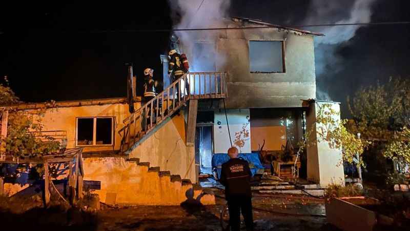 Kayseri'de 2 katlı müstakil ev yangında kül oldu