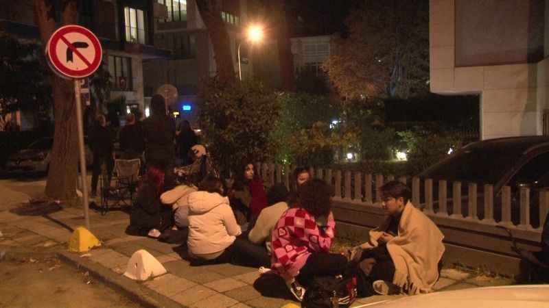  10 bin liralık hediye çeki için akşamdan sıraya girdiler