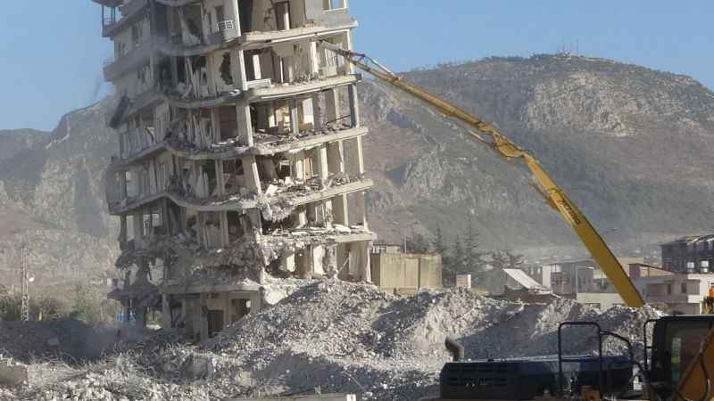 Hatay'daki bina dozerin dokunuşuyla yerle bir oldu