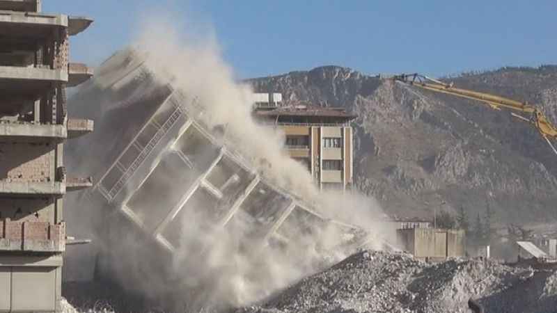 Hatay'daki bina dozerin dokunuşuyla yerle bir oldu