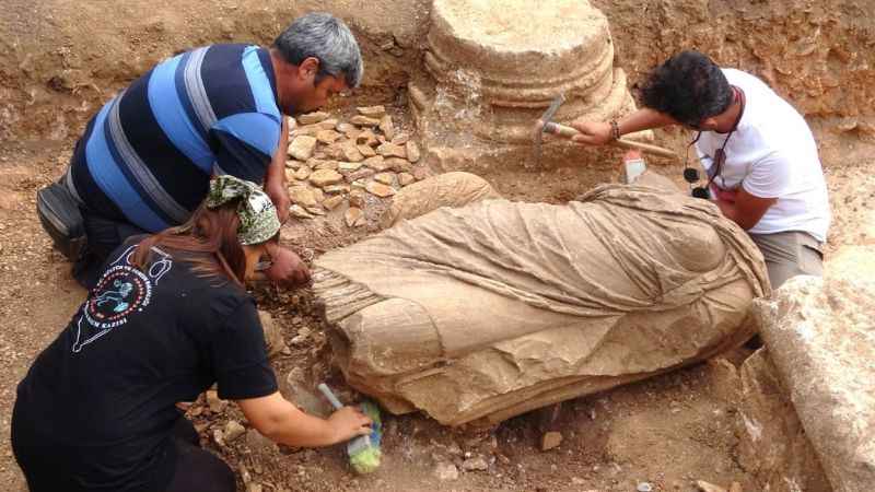 Mersin'deki antik kentte ilk defa bir kadın heykeli bulundu