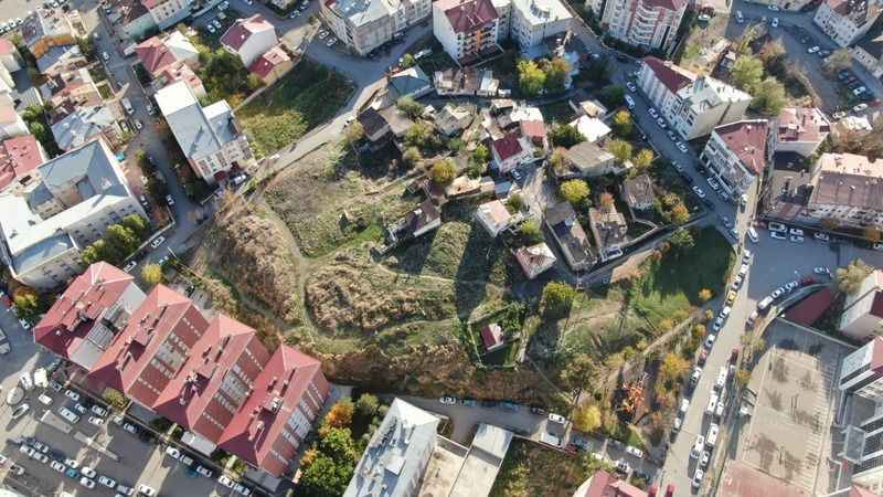 Üstüne mahalle kurulan höyük araştırılmayı bekliyor