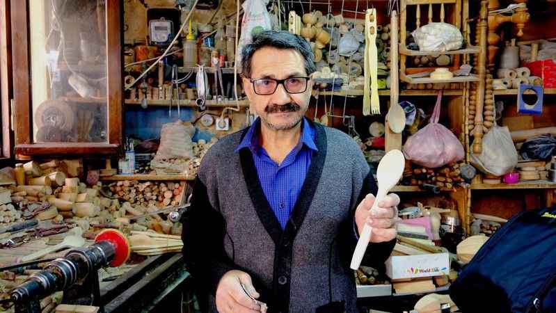 Çıkrıkçılığı babasından devraldı oğluna bırakacak