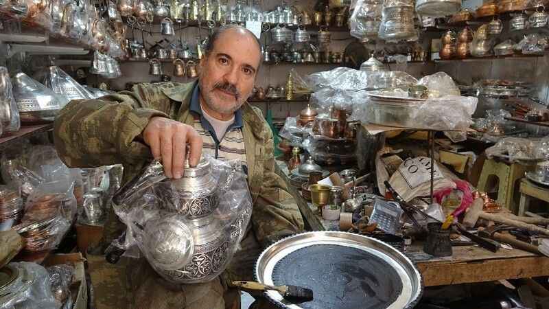 Baba mesleği bakırcılığı sürdürüyorlar