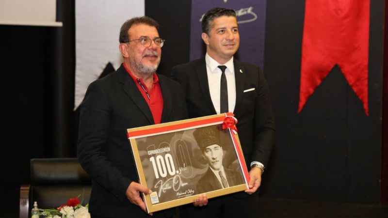 Marmaris'te Nebil Özgentürk Atatürk'ü anlattı