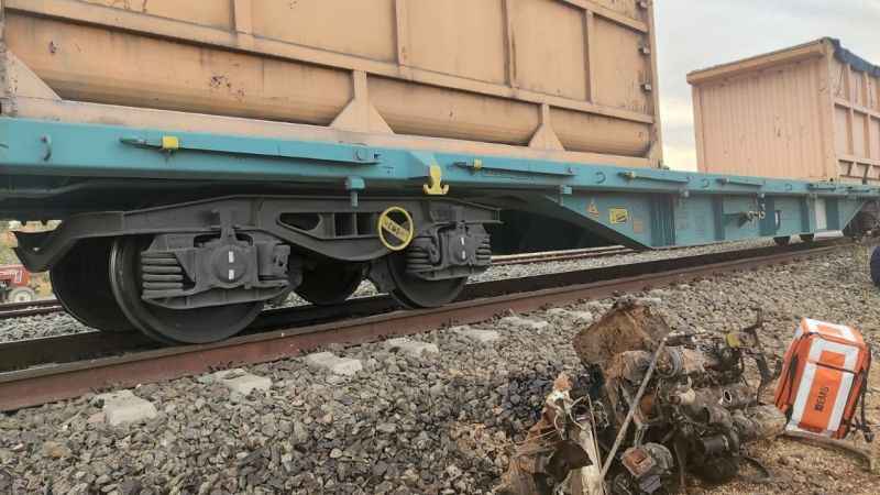 Yük trenini traktöre çarptı: 1 ölü, 1 yaralı