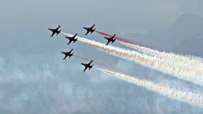 Türk Yıldızları Antalya’da şov yaptı, binlerce kişi sahili doldurdu