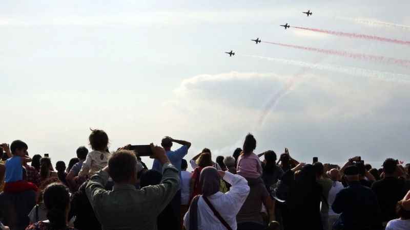 Türk Yıldızları Antalya’da şov yaptı, binlerce kişi sahili doldurdu