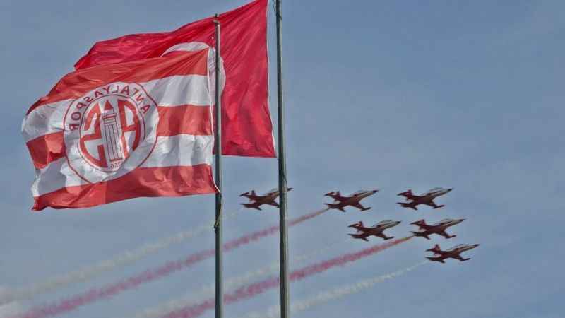 Türk Yıldızları Antalya’da şov yaptı, binlerce kişi sahili doldurdu