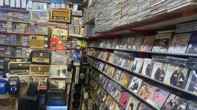 Kaset satarak 45 yılını geçirdi, ölene kadar da satmaya devam etmek istiyor