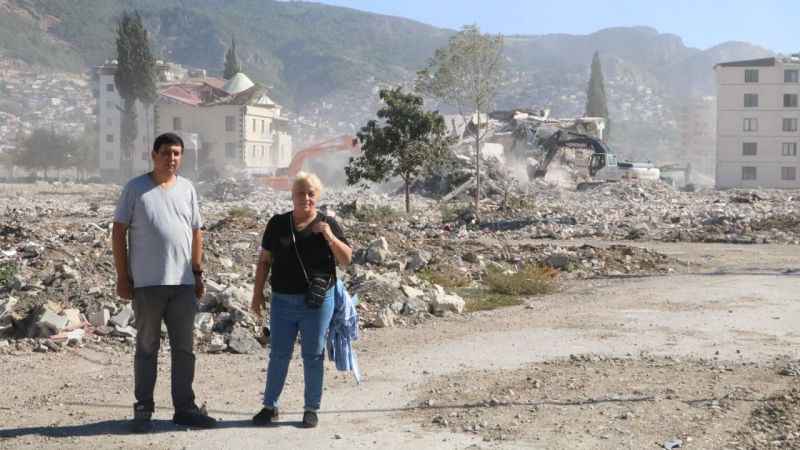 Depremzedeler 9 aydır haber alamadıkları yakınlarını umutla bekliyor