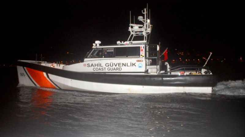 Göçmen botundaki bebek denize düştü