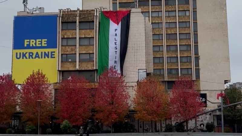 Kosova’nın tarihi oteline dev özgür Filistin bayrağı asıldı