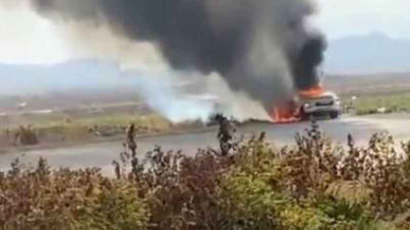 Park halindeki otomobil alev alev yandı