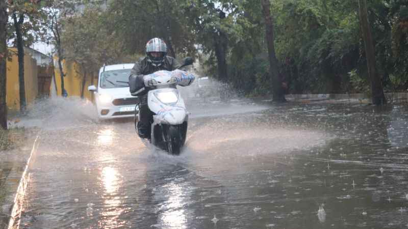 İzmir'de yağış sokakları göle çevirdi