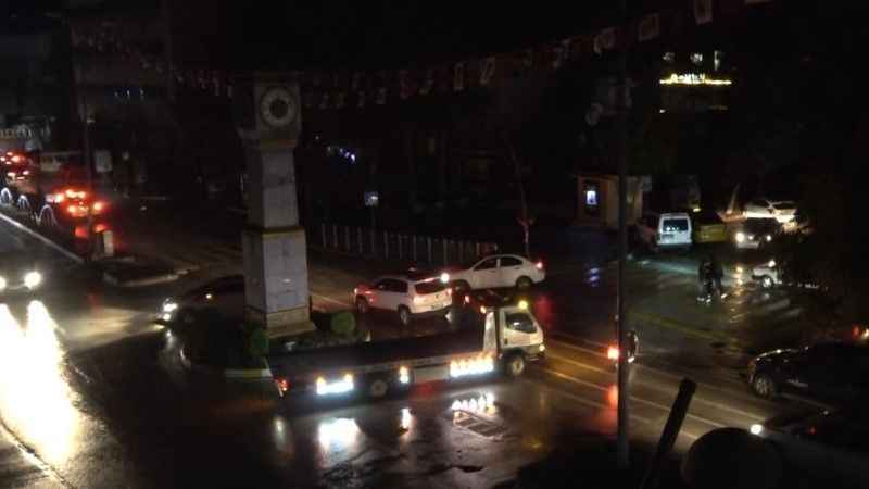 Çankırı’da sağanakta sokaklar karanlığa büründü