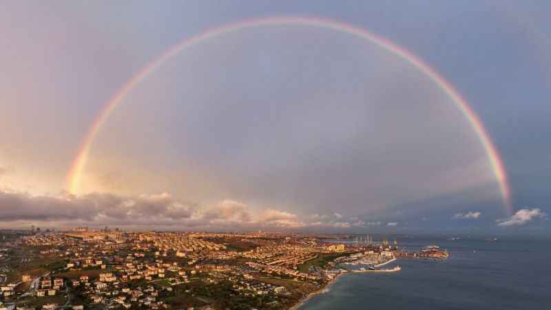İstanbul’da günbatımında ortaya çıkan gökkuşağı mest etti