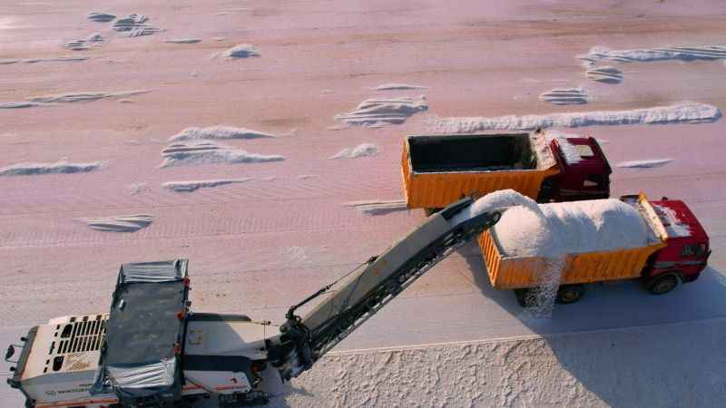 Gölden hasat edilen tuzun, ihracata hazırlanan yolculuğu
