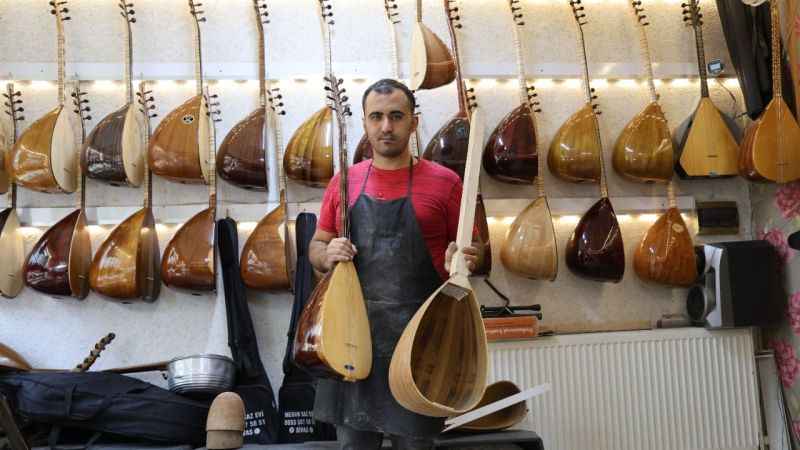 Sivas’ta dede mesleğini sürdüren en genç saz ustası