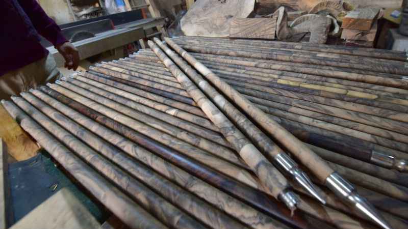 Bin yıllık ceviz ağaçlarından sanat eseri bastonlar