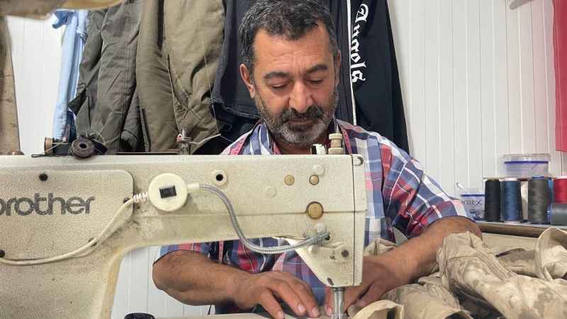 Depremzede terzi mesleğine konteynerde devam ediyor