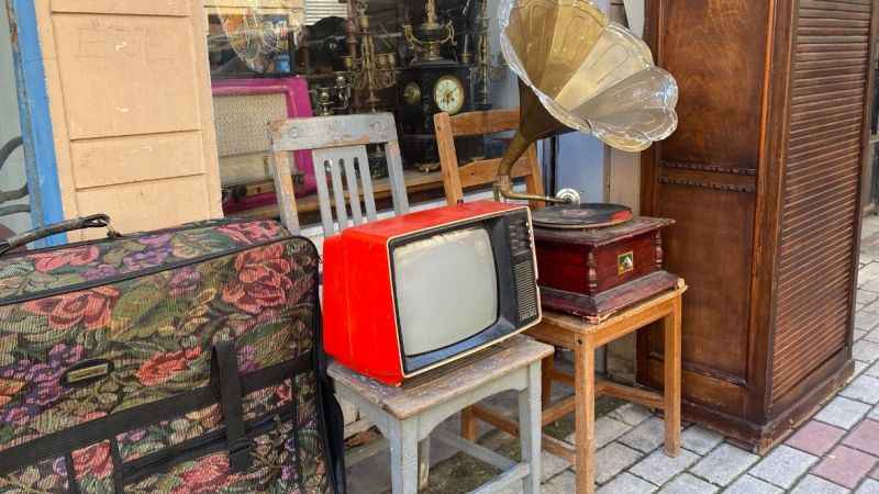 Unutulmaya yüz tutmuş antikaları tamir ediyor