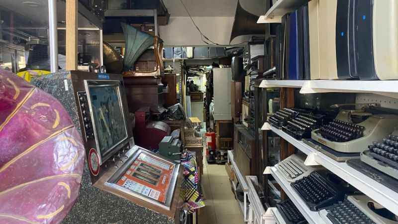 Unutulmaya yüz tutmuş antikaları tamir ediyor