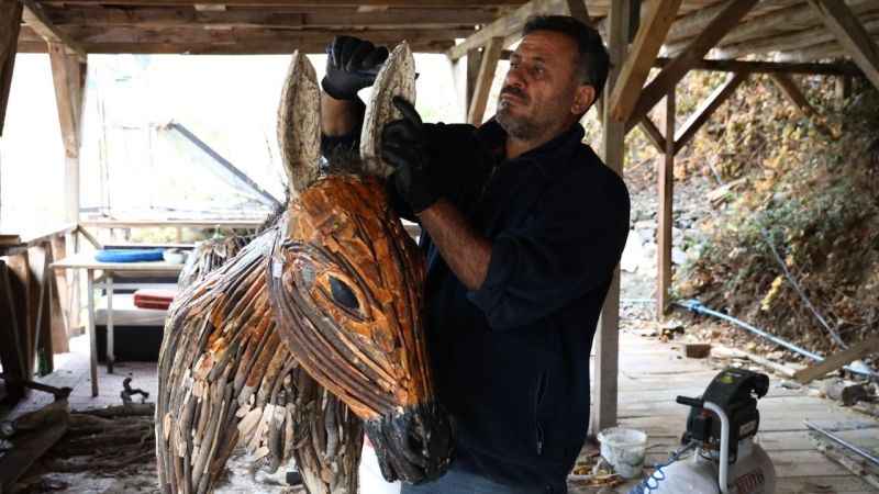 Kurumuş ağaç kökleri ve dallarından sanat