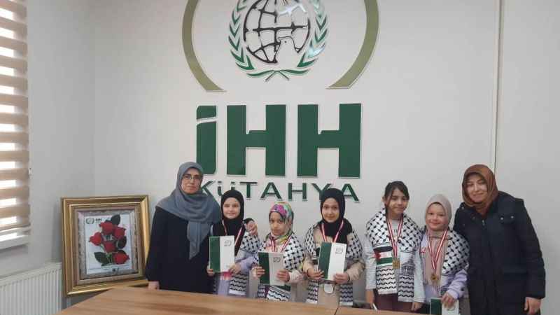 Kütahya’da genç kızlar evlerindeki eşyaları satıp parasını Gazze’ye bağışladılar