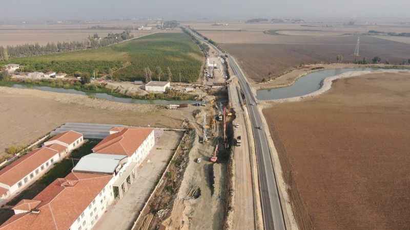 Hatay’da 4 metre kırılmaların olduğu yolda çalışmalar devam ediyor