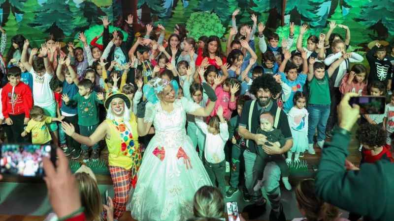 Didim'de çocuklara Asterix ve Oburix eğlencesi