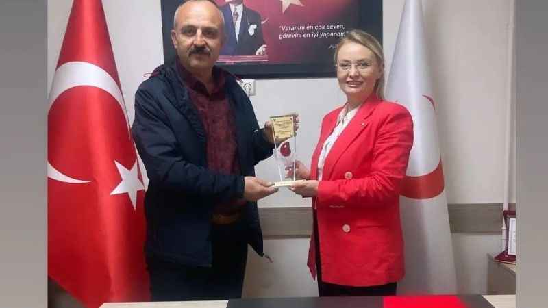 50 kez kan bağışı yaptı, plaketle ödüllendirildi