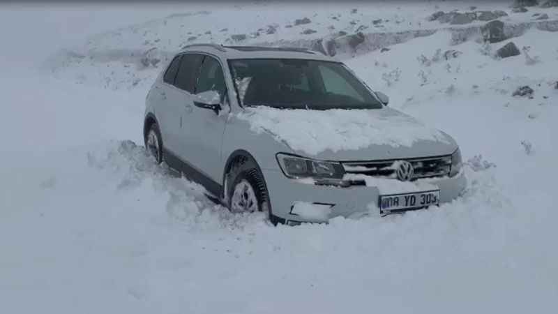 Ardahan'ın yüksek kesimlerinde kar yağışı: Araçlar yolda kaldı