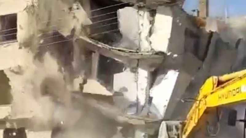 Tek dokunuş yetti: Elazığ’da ağır hasarlı bina yerle bir oldu