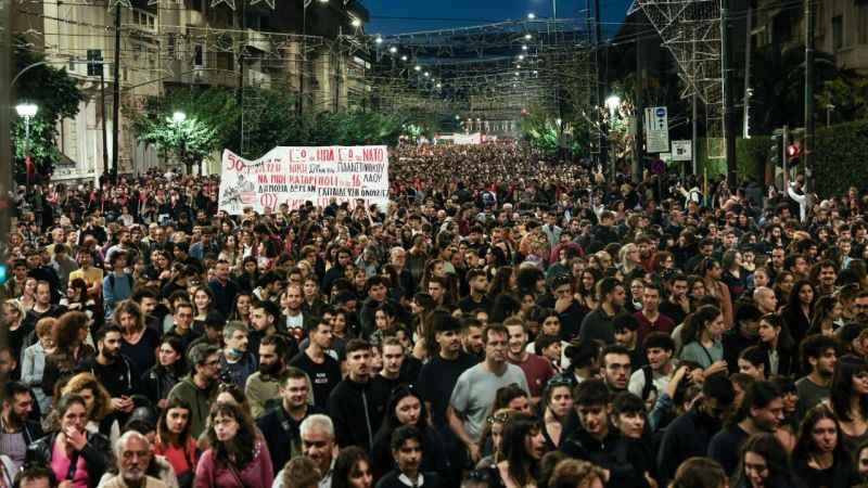 Atina'da 1973 ayaklanmasının 50. yılında binlerce gösterici ABD Büyükelçiliğine yürüdü