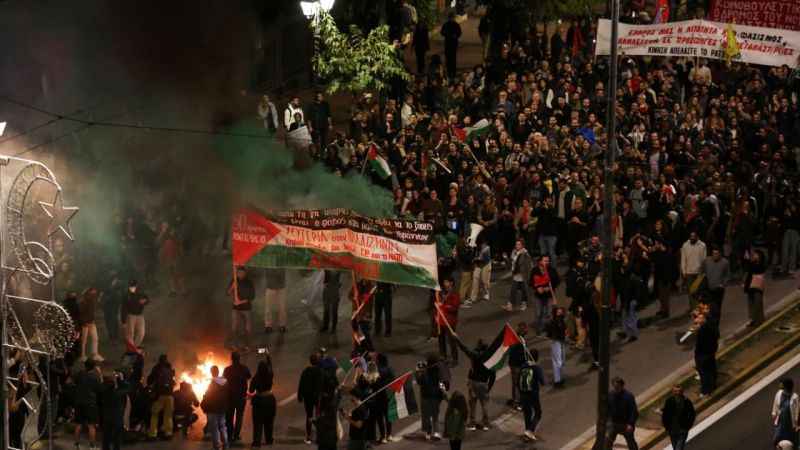 Atina'da 1973 ayaklanmasının 50. yılında binlerce gösterici ABD Büyükelçiliğine yürüdü