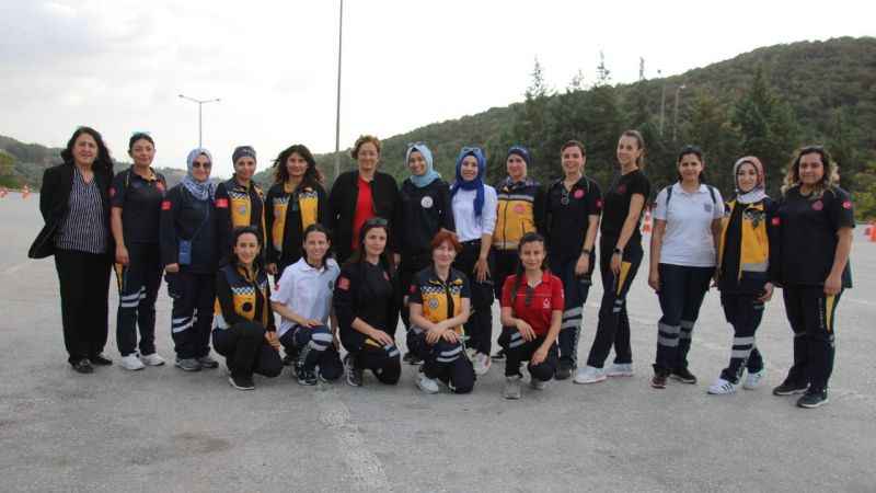Sağlıkçı kadınların acil sürüş tekniği göz doldurdu