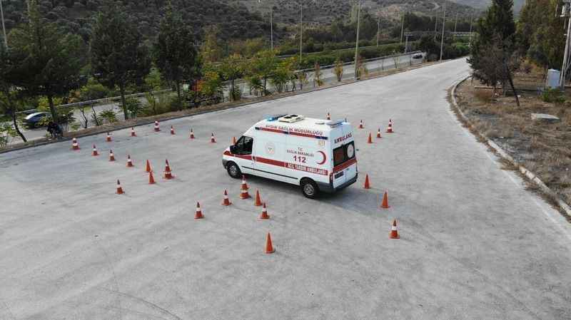 Sağlıkçı kadınların acil sürüş tekniği göz doldurdu