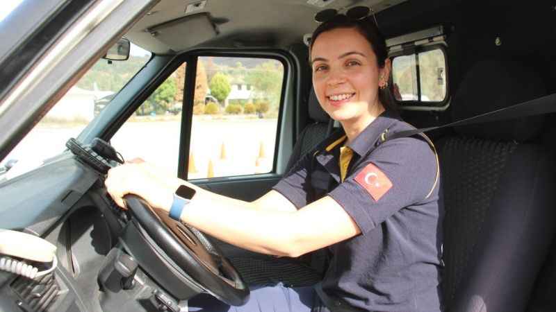 Sağlıkçı kadınların acil sürüş tekniği göz doldurdu