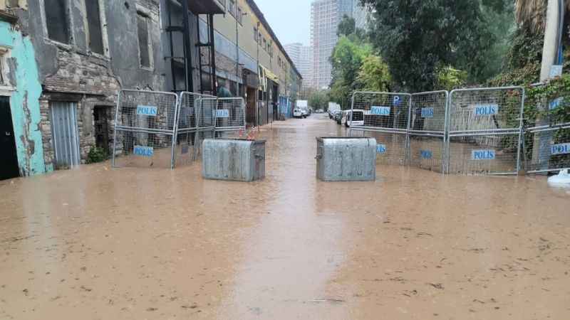 İzmir'de şiddetli sağanak caddeleri göle çevirdi