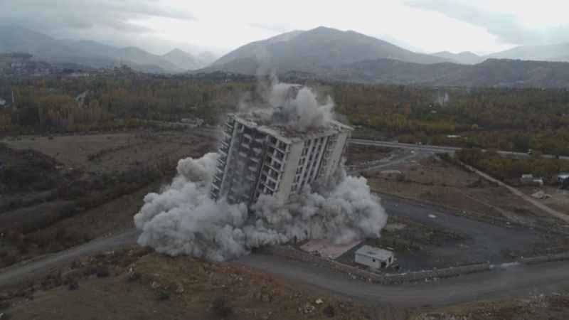 Malatya’da 16 katlı ağır hasarlı bina patlayıcıyla yıkıldı