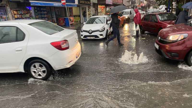 İstanbul’da yağış vatandaşları olumsuz etkiledi