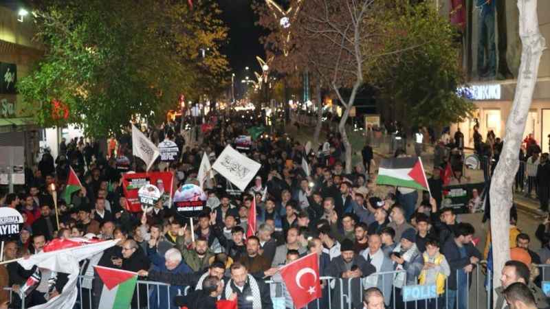 Van’da Gazze için meşaleli yürüyüş