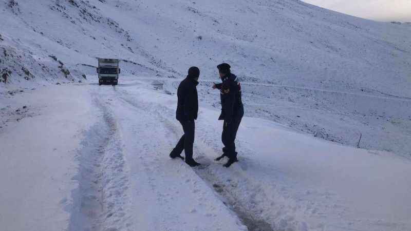Bayburt’ta kar nedeniyle yolda mahsur kalan vatandaş kurtarıldı