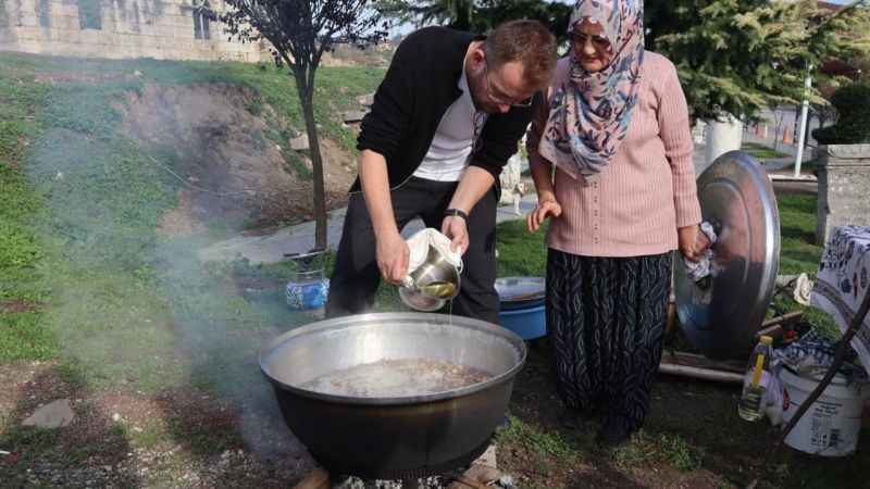 Ünlü Şef, Konuralp pilavı yapmak için kazanın başına geçti